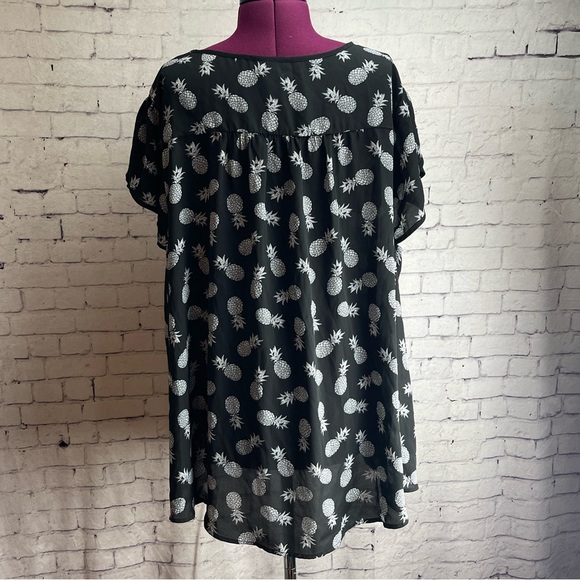 Torrid size 4 Georgette Tulip Sleeve Blouse black with white pineapple print - Picture 3 of 6